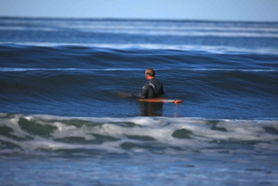 Wachten op de goeie golf, peddelen en rechtstaan..