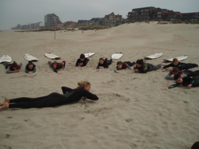 Alleen of in groep? Leren surfen doe je bij de surfschool.